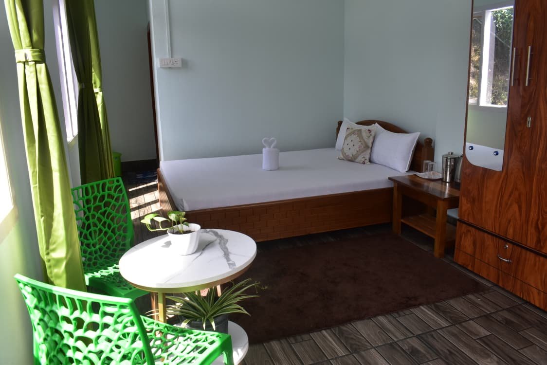 Deluxe Queen Size Bedroom